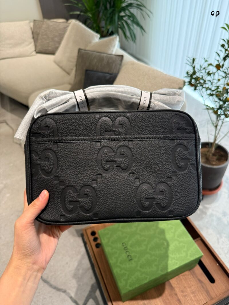 Gucci Leather Embossed Camera Bag P255
JUMBO GG Medium Postman Bag AABY7 1000, Gucci's enduring design incorporates a series of natural colors, presenting new iterations season after season. For Cruise 2024, black enriches the latest leather product ...