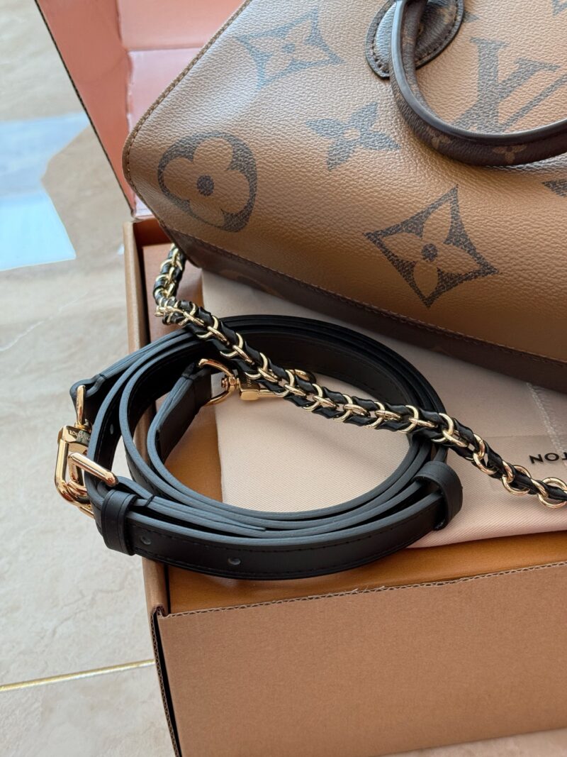 5bb6a913af.jpg 265 box upgrade version
size:25*13cm
Highly anticipated by everyone!
L Home On the Go has finally released a slim shoulder strap version,
There's also an extra leather chain under the armpit back
Recommend this bag type! Super practical
This small ...