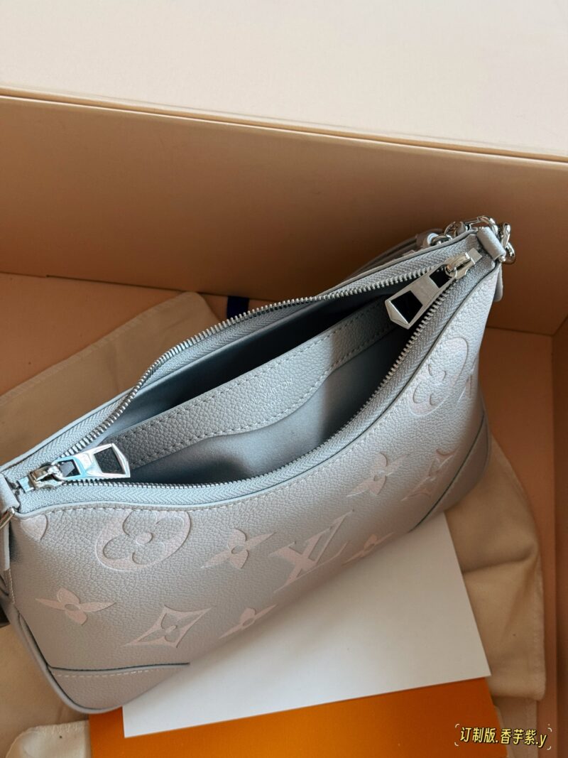 5bc07d5bb2.jpg 235 box high order version
size:29*16cm
L family taro purple horn bun
Under white light, it appears gray and warm. Under warm light, it leans towards purple and is very warm. Oil droplets are gray purple!! Too much love~
Two shoulder straps can be ...