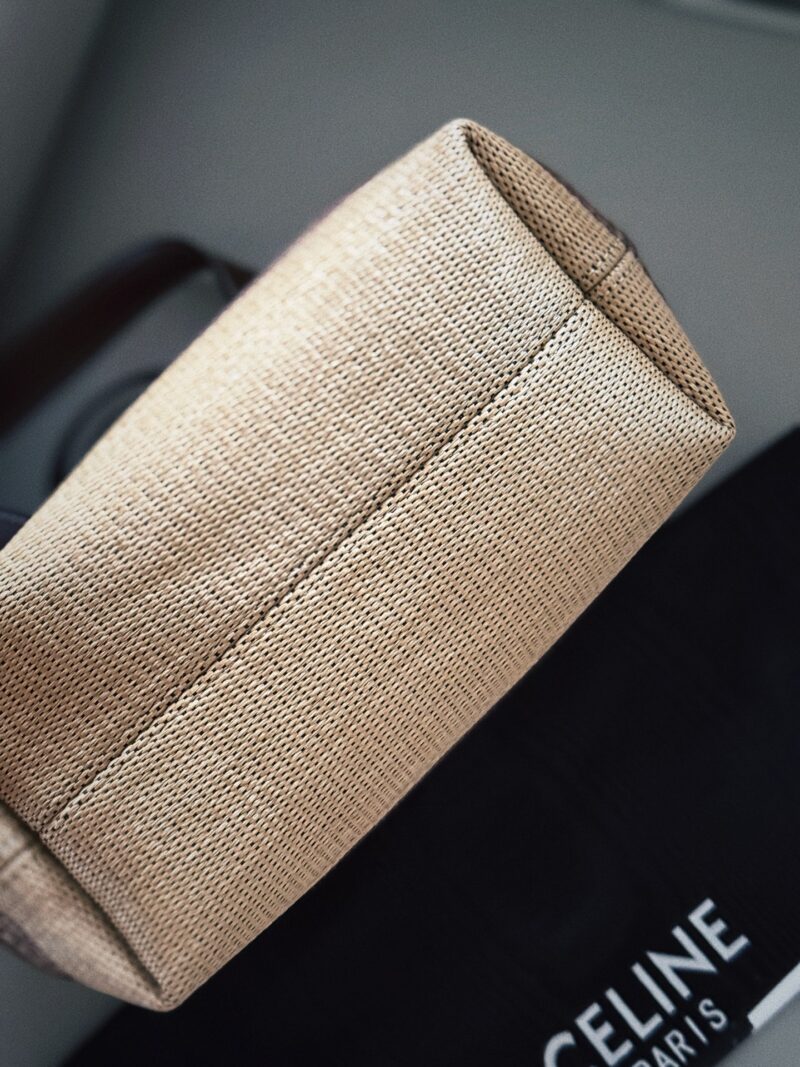 5bc281742c.jpg 210 without box
Size: 21 (bottom) * 30 (top width) * 20 height
Celin woven bag, a must-have for summer#
This is super practical!
Everyone should praise it on their backs
