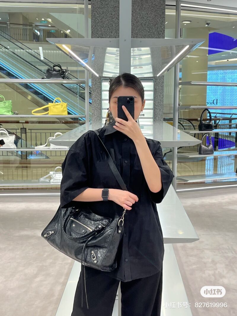 Balenciaga black silver motorcycle bag is so cool that tears come to my eyes. Balenciaga motorcycle bag is fashionable, cool and handsome. I love it
Even going to work on the street cannot stop it from exuding a charming and carefree feeling
It is de...