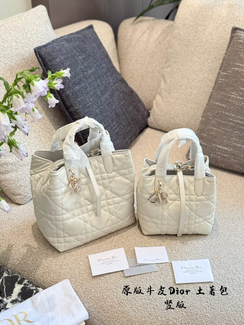 Dior indigenous bag p330p340
No joke, this will be the next hit!
I'm not joking! Zhi Xiu doesn't even joke with you
The hottest Toujours indigenous bag has actually grown taller and even has an extra shoulder strap. Its appearance has skyrocketed, it...