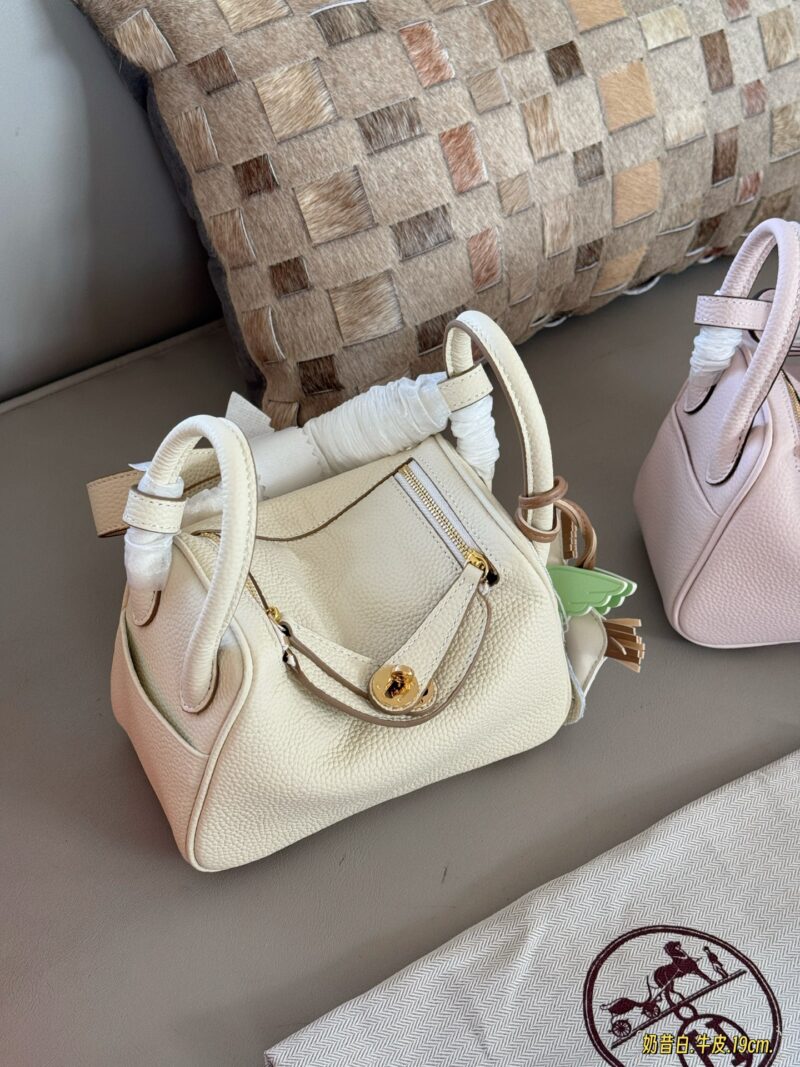 5bdf2d5cc1.jpg 240 sets of complete packaging
size:19*13cm
?? top layer leather!
H Home Mini Lindy
? Crossarm ? Hand carried!
A perfectly cute little one!
Sunshine yellow is simply perfect for spring and summer
Just hold it and you'll have a good mood!