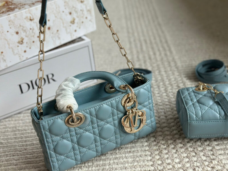 5be5be1811.jpg 、
Dior lady's new long style haze blue full set packaging
Dior's all-new D-joy is making a strong comeback, with the rhythm of a big hit. The bag comes with two shoulder straps and multiple back styles, making the upper body both beautiful and styl...