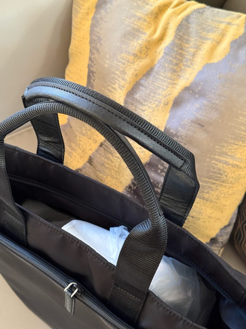 5bf3246cbc.jpg 235 without box
size:40*35cm
Prad tote (shopping bag)
The leather material is thick and textured
There are compartments/stickers/it can also be hung on the luggage compartment!
Really practical!!