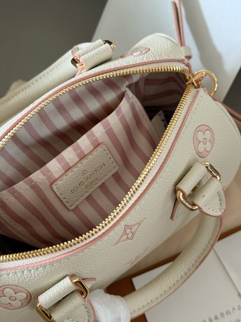 210 new model (with box)
size： 20*14cm
L Home Speedy 20
Let's feel the joy of Speedy together~
This size is just right!
Of course, it's time to carry cute and lovely bags in summer~May women's new bag - cream nut color
Search: Lv speed 20