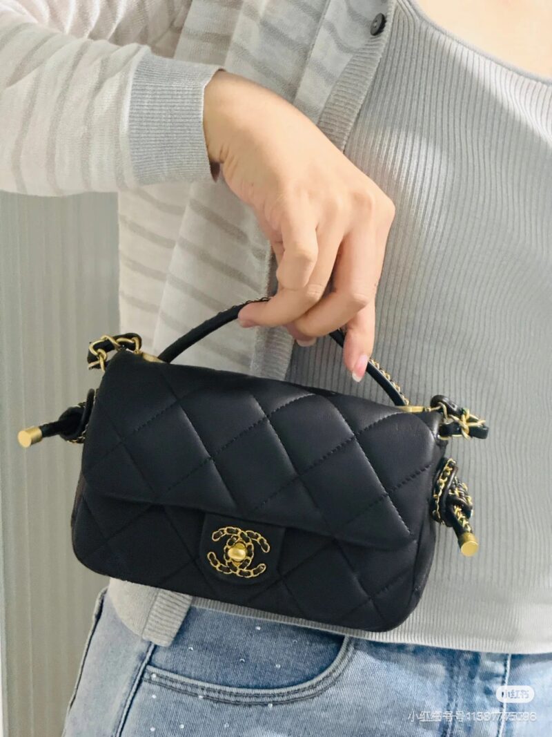 5c1012accd.jpg Chanel's new handheld model