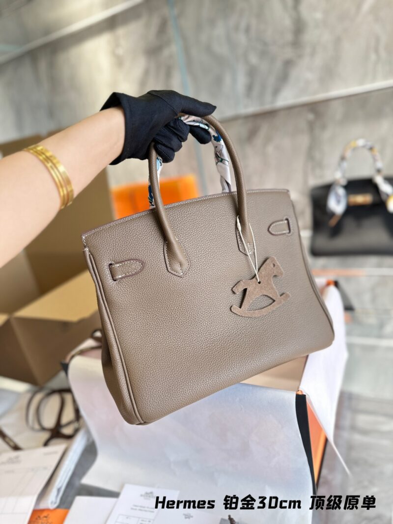 Delivery scarf folding box packaging p390
Hermes bk30cm top of the line pure leather collection with endless love and a Hermes Birkin platinum bag that will not be taken off the shelves for thousands of years. Original factory laser hardware, various...