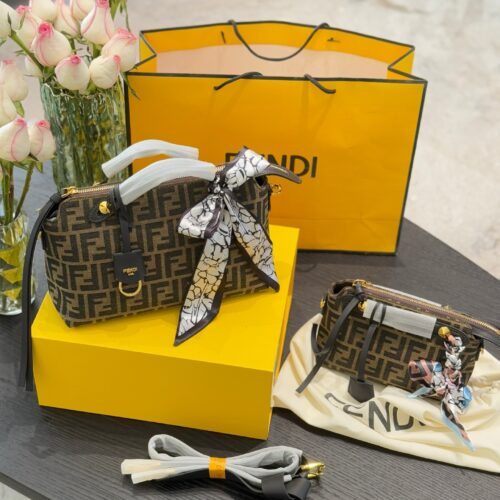 Fendi new pillow bag p230p245
Using the ultra soft Cuoio Romano is really easy and easy to carry! Each season has different designs, bringing us endless surprises and showcasing our unique charm. This handbag is truly both fashionable and practical! ...