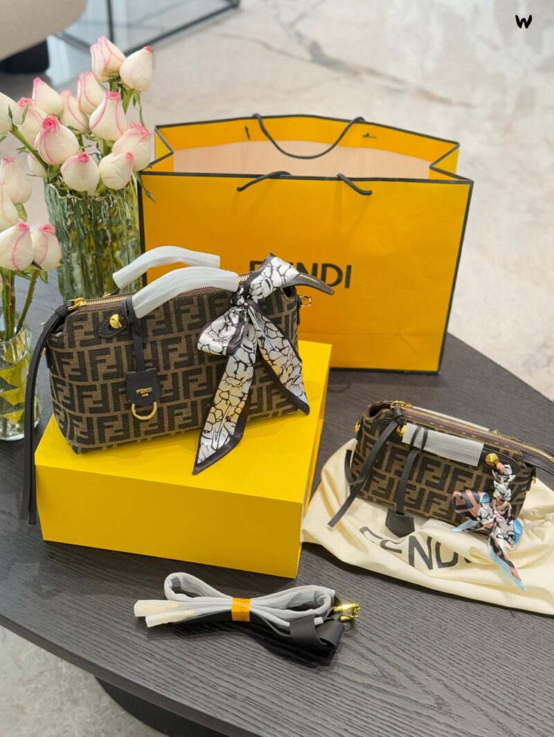 Fendi new pillow bag p230p245
Using the ultra soft Cuoio Romano is really easy and easy to carry! Each season has different designs, bringing us endless surprises and showcasing our unique charm. This handbag is truly both fashionable and practical! ...