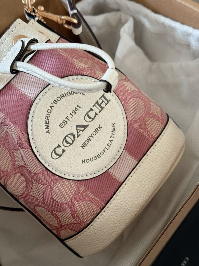 5c6344e3a3.jpg 215 boxes
size:16*16cm
C Mini Bucket Bag is super cute!
Valentine's Day limited edition pink water bucket
Super beautiful Dempsey bucket bag with powder and sticky texture
Search Coach Coach Bucket