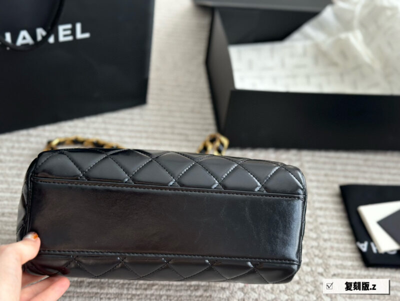 5c72a14def.jpg 250 boxes
size:25 16cm
Chanel 24 Bowling Bag
This bowling bag is really delicious~
A very popular one recently
The design is not easily outdated and is very fashionable to hold in your hand.
?? superior quality!
