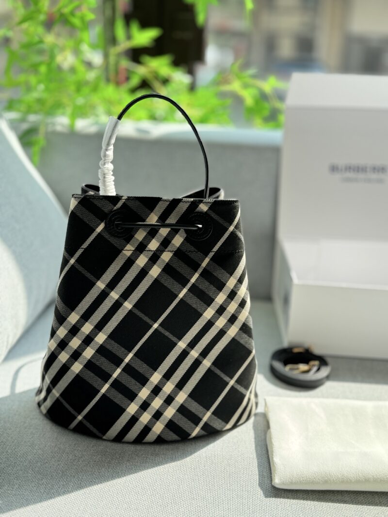 200 fold box
size：26×26
Burberry plaid bucket bag, single shoulder handbag
B's one of the few bags with both design and sophistication
Can be carried by hand or slung diagonally
Various styles can be mastered and super versatile~
Compared to other...