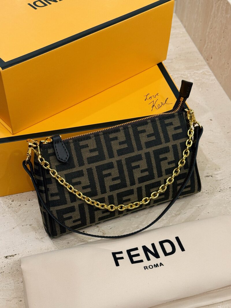 5c9bc1d556.jpg 195 box
size:23*14cm
Fendi Underarm Bag/Mahjong Bag
Really perfect!
The leather shoulder strap has a strong texture, and the hardware chain is more exquisite
Love, love, love!
Handheld, Underarm, Crossarm