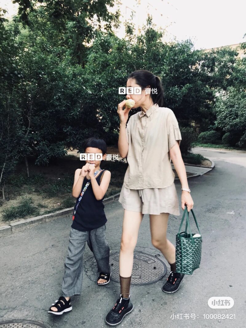 Goyard double-sided tote small shopping bag perfectly matches summer. Recently, major brands have released mini models, and the popular dog tooth is no exception. As soon as I heard about the mini, I found it very cute and suitable for little girls. ...