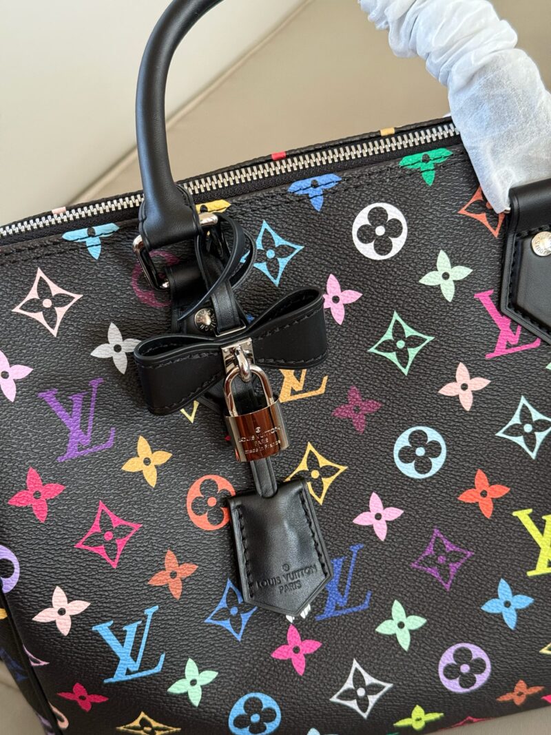 5ce315fa3f.jpg 310 box black tri color
size:30*21cm
Come and take a look at L's Speedy30 pillow bag
Size 30cm is suitable for daily use and travel!
I really like this size
Very useful! Too cool!