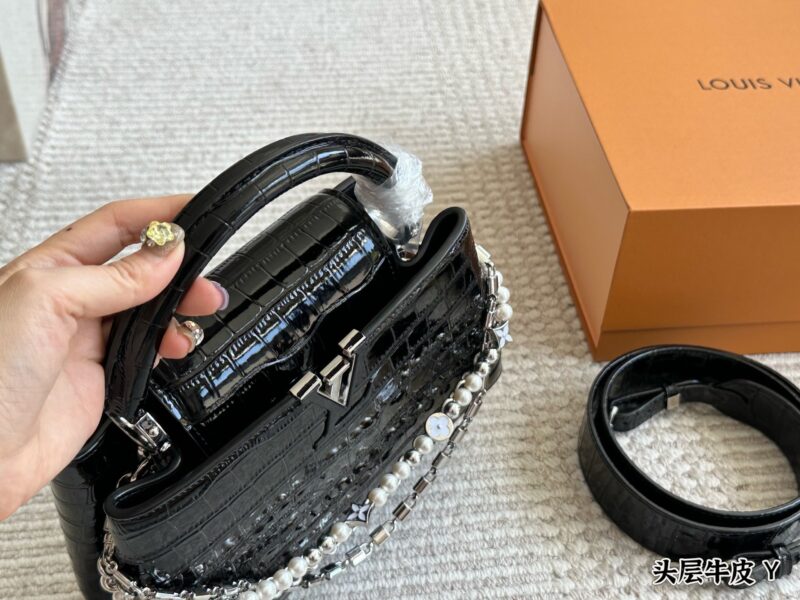 5ce61e3910.jpg 360 gift box cowhide
size :20cm
L Capucines handbag
Full grain grain top layer cowhide!
It feels low-key but has a luxurious texture!!
classic! classic!