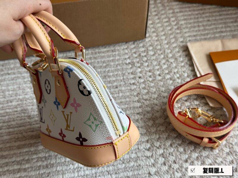 5cf2e77756.jpg 230 color changing leather box
Size: 20 * 4cm (small)
L Home Alma Shell Bag
Introverted! Deep and profound! flavoursome!
This versatile classic handbag
Still highly favored by modern people!