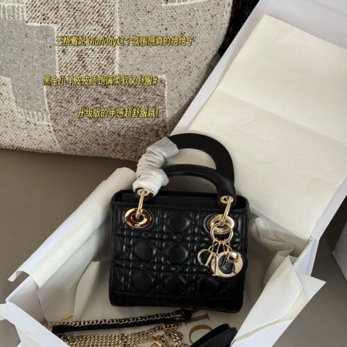 260 box upgrade version
Size: 17 * 15cm (three grids)
Dior handbag by Diana
D Family Princess Dai's Light Gold Button
It's very simple and elegant to hold in your hands and shoulders!
The milky sound makes one feel refreshed and happy
Very tender! It...