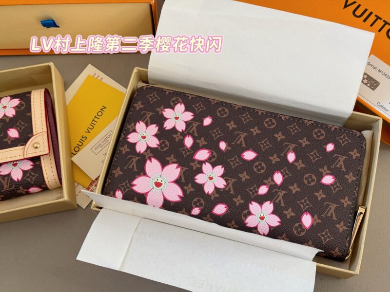 5cf9002478.jpg 160 boxes
size:19.5*10.5cm
L Family Sakura Flash Series Wallet
lovely! Easy to carry!
A wallet with constantly online appearance
Zipper style! Capacity is super okay