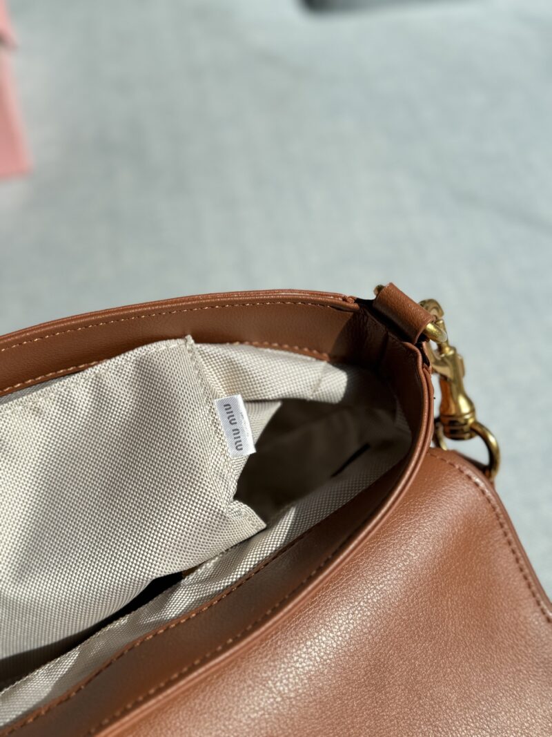 5cfe75d5e1.jpg 235 Heaven and Earth Cover
size:28×18
MIU MIU rivet stick bag, armpit bag, shoulder bag, crossbody bag
The design of this bag is simple and elegant, and the colors are also super versatile, making it easy to hold with both casual and formal wear!