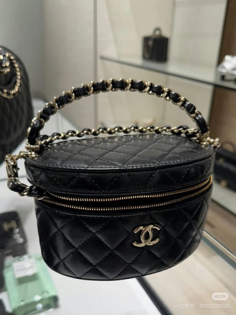 5d0689aa52.jpg Chanel's new small box bag