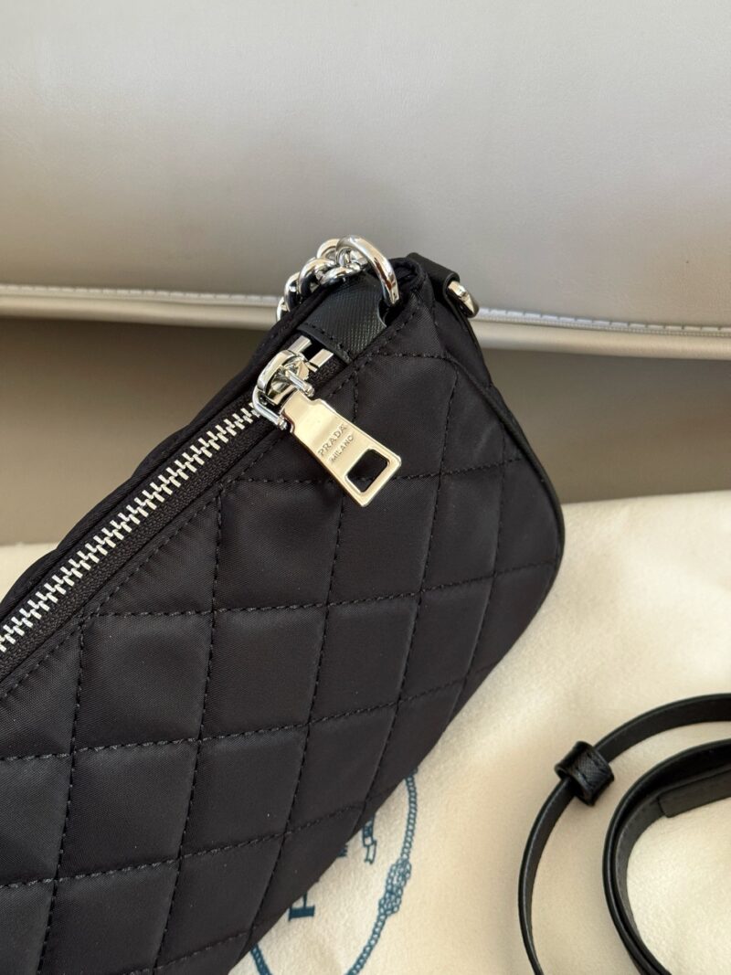 5d124f6357.jpg 165 boxes
size:24*13cm
How versatile Prada vintage armpit bags are!
Different occasions can be matched without any mistakes! Plus unique chains, diverse memorization methods!
I want to choose a lightweight and practical gift box
Just choose it!