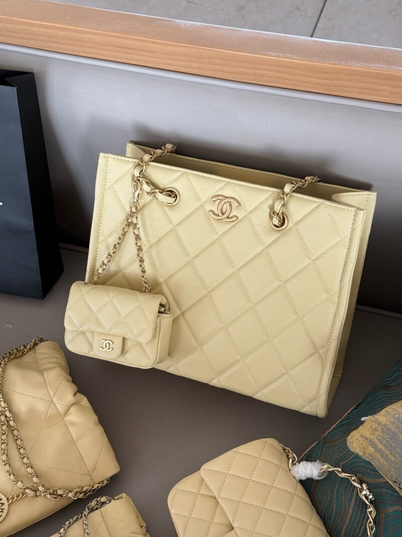 265 box
Grandma Xiang's color is absolutely stunning/stunning
size：30*24cm
Xiaoxiangjia Tote Shopping Bag "Buy One Get One Free"
Shopping bags can be tempting
Cute and lovely chicken yellow/very suitable for summer color matching
It feels soft and ...