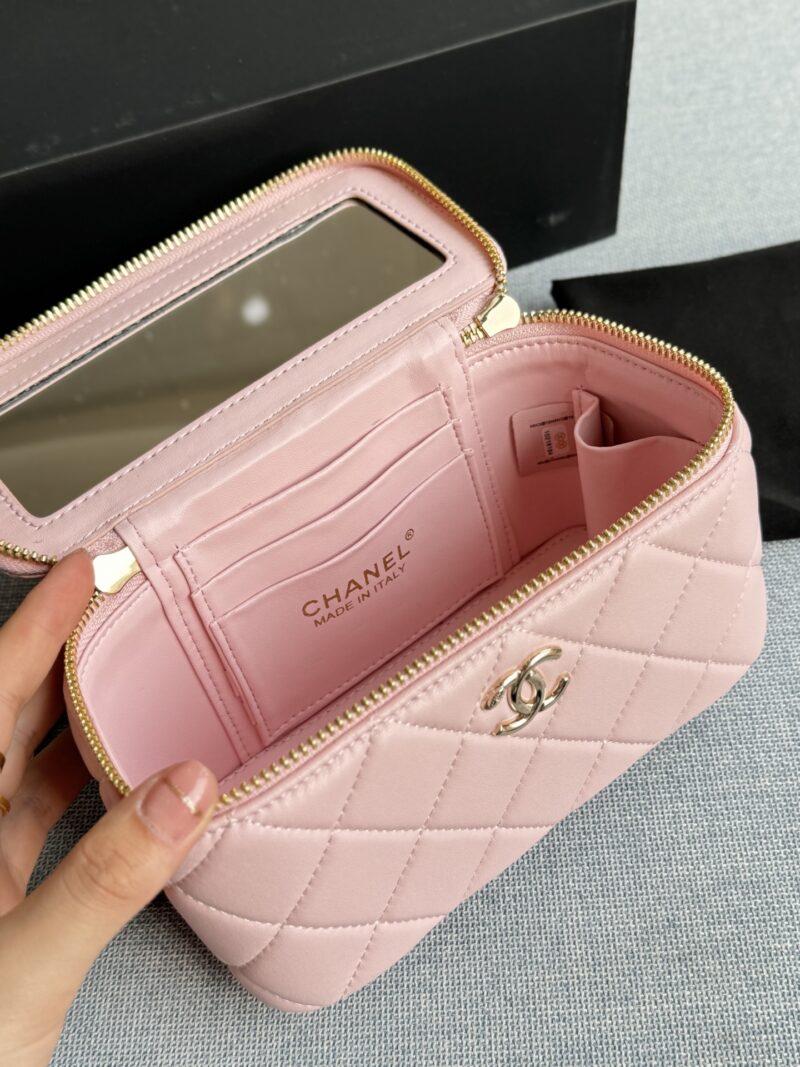 5d3bc32dd4.jpg 200 complete gift boxes
size:18×10
CHANEL Knitted Handheld Makeup Bag, Makeup Box, Chain Bag, Single Shoulder Crossbody Bag
Truly super invincible and adorable~
Full of fairy spirit~A must-have for daily purchases, little sister~
Always showcase y...