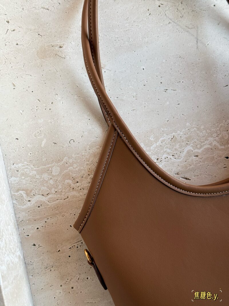 5d40cb3065.jpg 235 box upgrade version y
size:33*30cm
Miumiu's new tote
The wind is blowing too hard this year
There are so many popular products!
This version is also too beautiful!
Spring and summer tote bags are the king!