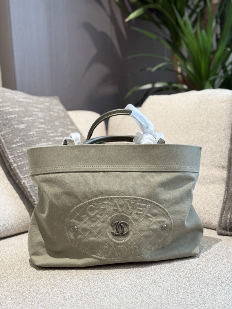 Chanel vintage tote bag p240
Chanel's 2way tote bag is amazing! It looks great when carried on one shoulder or by hand
The bag is made of denim with a slight gray tone
So it's not heavy and durable
Daily commuting, using a computer, or going out for ...