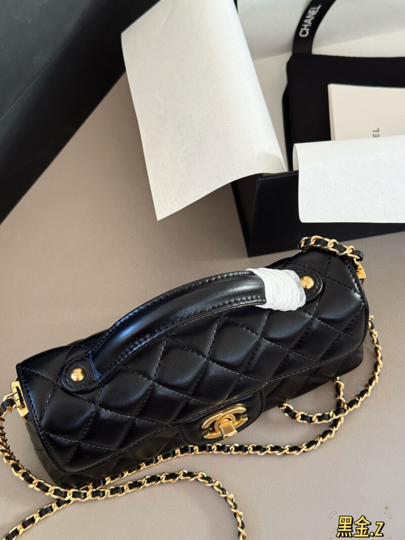 5d677d6f92.jpg 235 with packaging
size:20*14cm
Xiaoxiangjia 25P new horizontal version Kelly!
The leather has a great texture!
Lingge design, retro and fashionable
When the handbag becomes more exquisite and elegant!