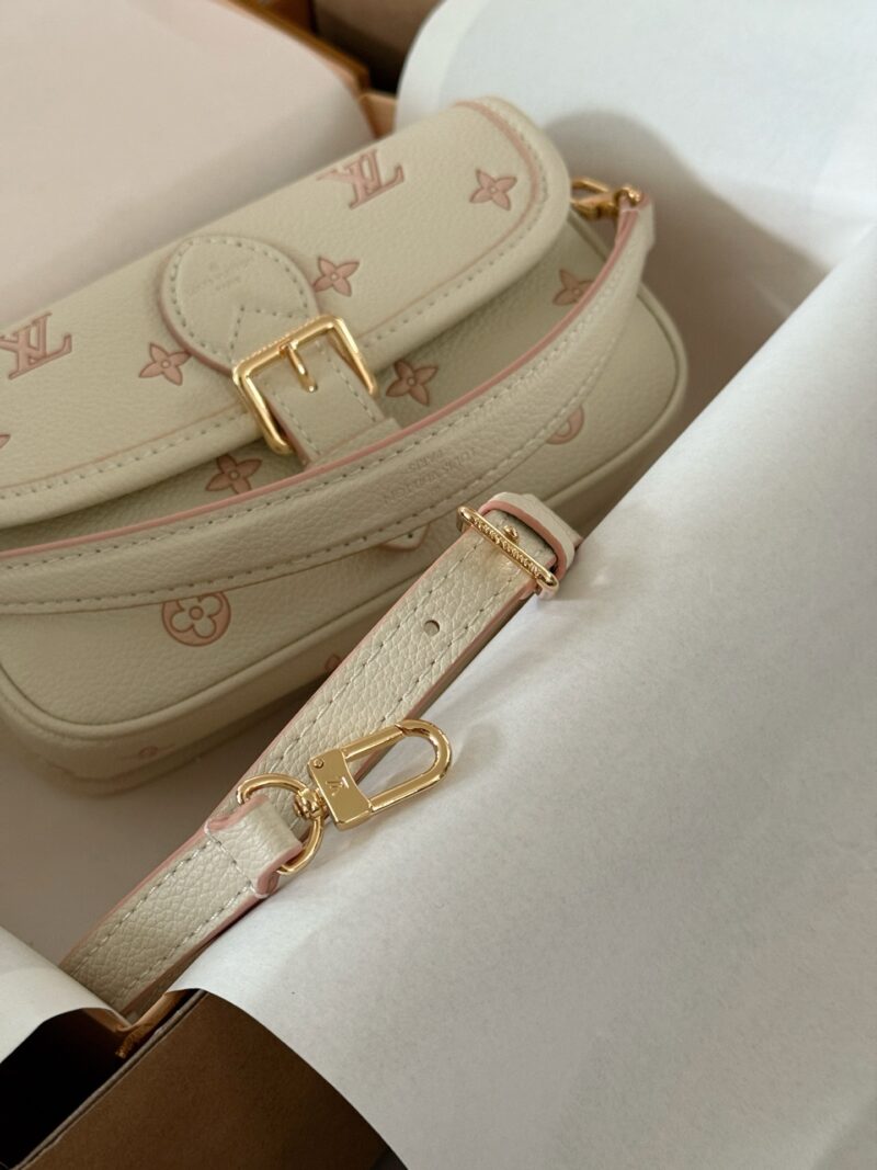 5d6a9c548b.jpg 180 box upgrade version
size:19*11cm
L Family Diane Stick
Nano size has arrived
I can't believe it!
May Women's Bag New Product - Cream Nut Color
Mobile phone+powder+lipstick+lipstick+small tissue+small wet towel