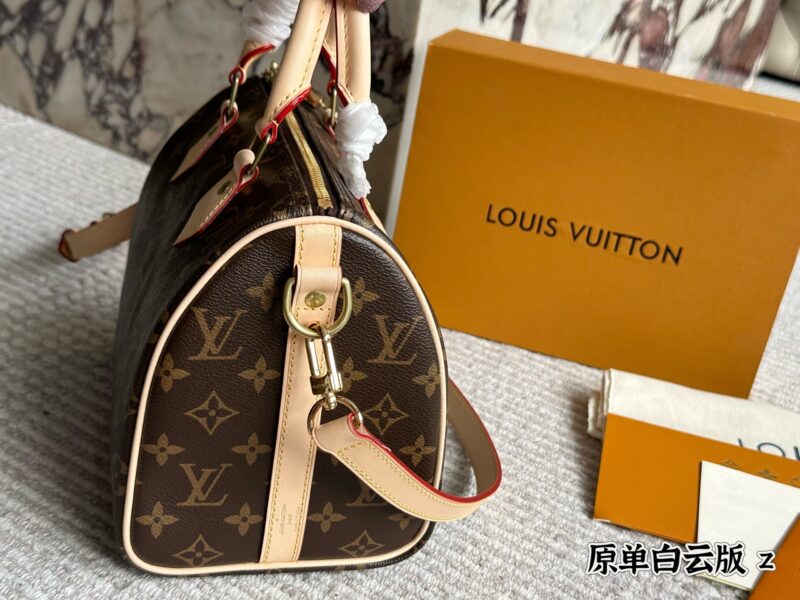 5d716a5857.jpg Baiyun edition 399 with box
size:25cm
L Home SPEEDY25
Original single pillow bag
Taiwan imports color changing leather
Bronze Hardware (Folding)
Search for Lv pillow bag