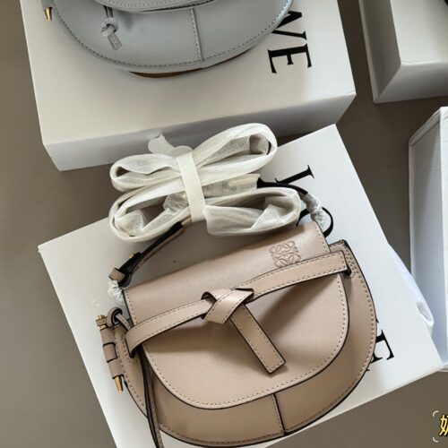 275 boxes
Size: 20 * 15cm (small)
Loewe/Loewe
The new shoulder strap is very beautiful!
Gate Bag Saddle Bag Crossbody Bag,
I feel like gate is Loewe's gift!
? Cowhide leather!
