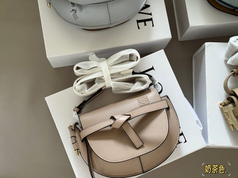 5d7cccf230.jpg 275 boxes
Size: 20 * 15cm (small)
Loewe/Loewe
The new shoulder strap is very beautiful!
Gate Bag Saddle Bag Crossbody Bag,
I feel like gate is Loewe's gift!
? Cowhide leather!