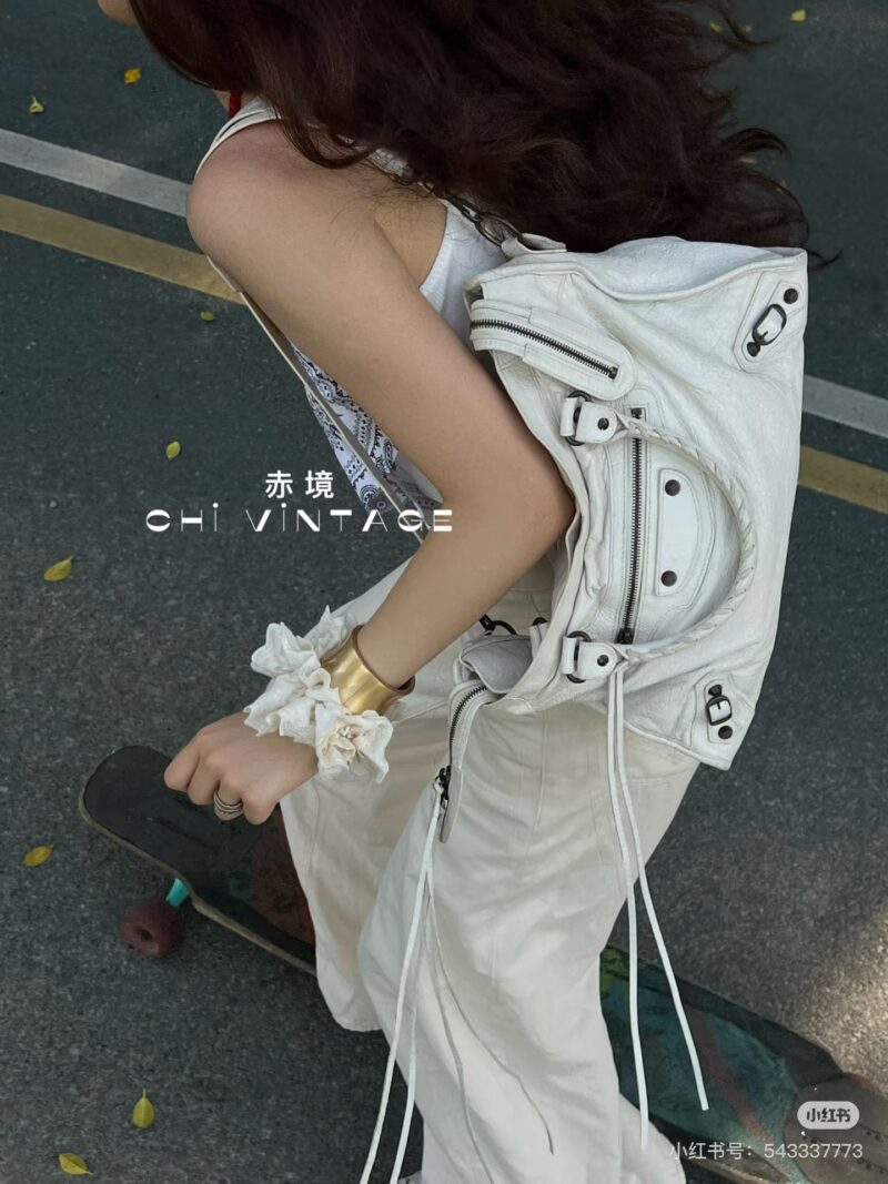 5d821c90d3.jpg Balenciaga motorcycle silver is so handsome!!! Motorcycle bags will really be loved forever
A locomotive with a silver buckle will appear cool and aloof. C0o
Laziness comes naturally. The motorcycle bag can be equipped with a casual and free spirited...