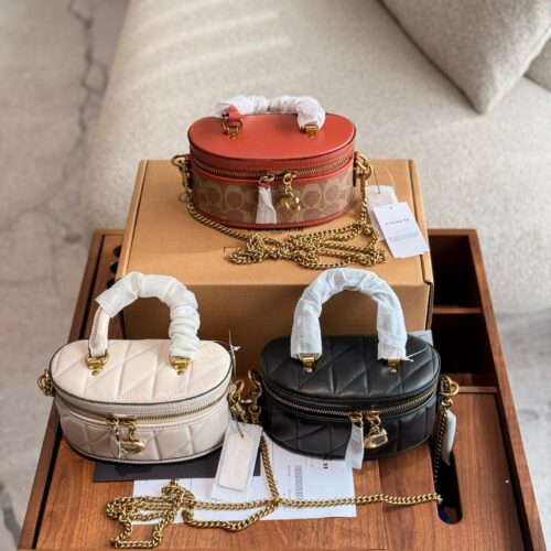 Coach small square box p230
Sisters, look at this "small box" with immortal's face! one
[Mini body shape but large capacity]
17.5x9x9cm golden ratio
One shoulder, easy and burden free
Put lipstick/powder/paper towel/key all can be installed
The pract...