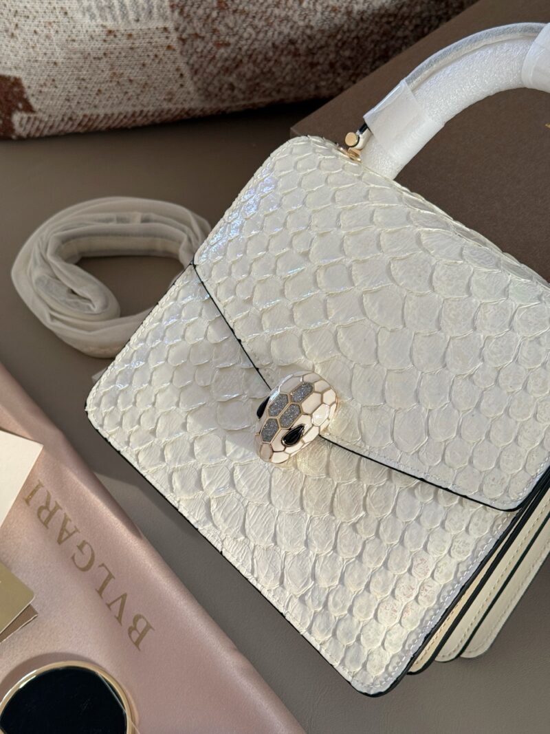 5daefc0257.jpg 330 box
size:20.5*15cm
Bulgari cowhide
White versatile summer must-have
The bag is simple and exquisite, with an elegant upper body and temperament
Snakehead and chain showcase details
Three compartments capacity
A stylish outfit that won't go wrong!
