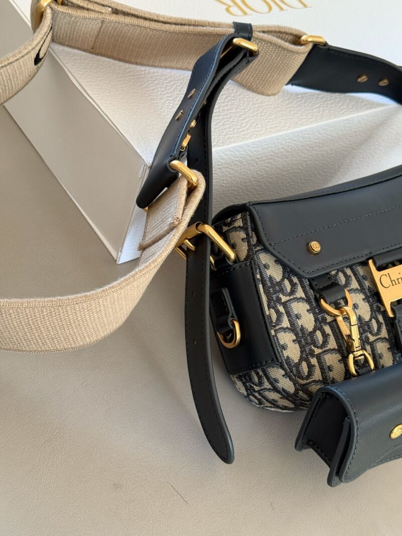 5db3ed0b17.jpg 340 box
size:24*14cm
Top up super cool DIOR Streetchic handbag
The large metal plaque design has a cool punk vibe from ancient times!
The wide shoulder straps are adjustable on both sides, allowing it to achieve multiple back styles