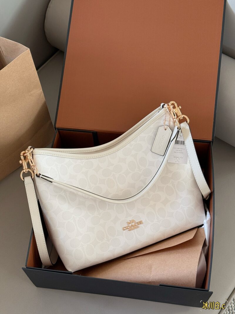 235 box
size：31*23cm
Coach C's new Laurel
The wandering bag is truly stunning. Underarm bag hobo
Casual, lazy, easy to handle
Two shoulder straps, one long and one short
Shoulder, crossbody, hand-held, armpit, back
They can be freely versatile
Ther...