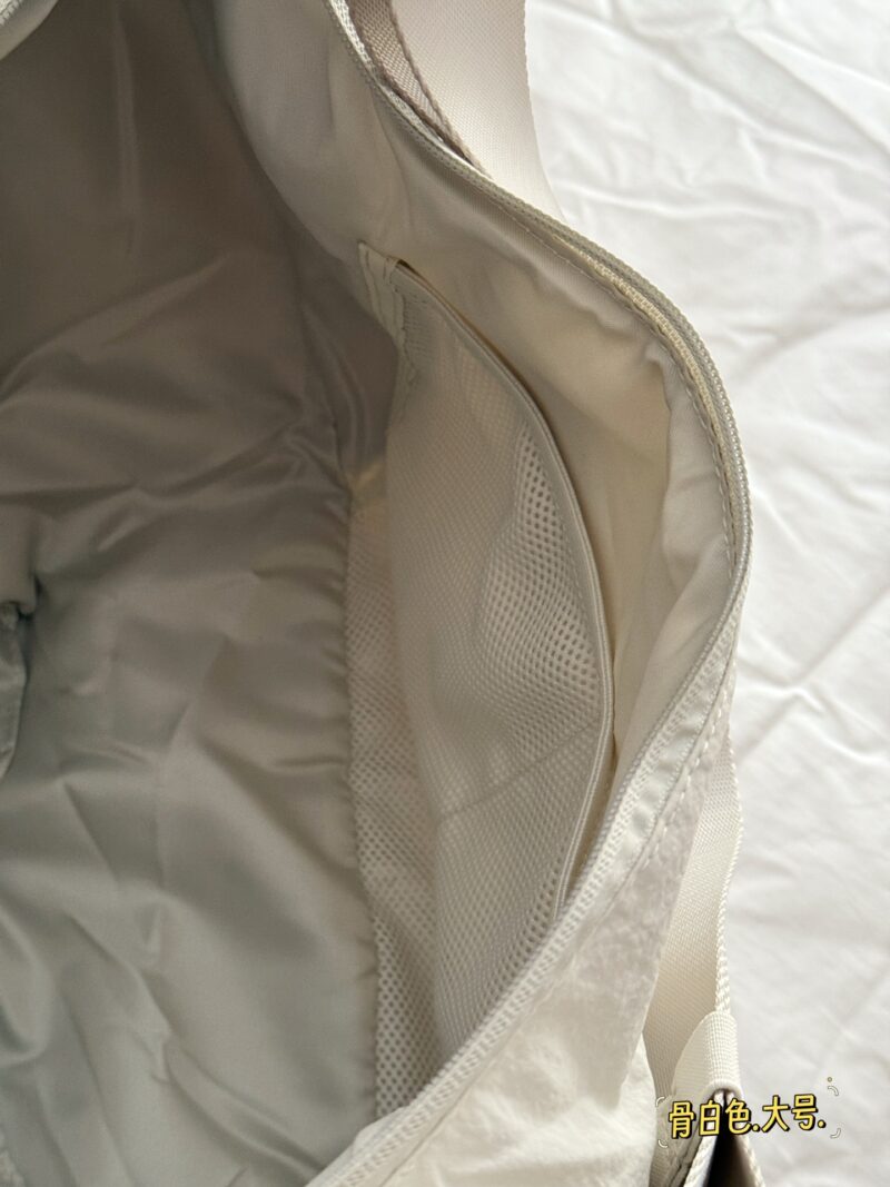 5dbc4572cb.jpg 210 200 without box
Size: Width 50 * Height 25cm (Large)
Top width 40 * height 20cm (small size)
Lululemon croissants
Comparison | 6L/Bone White 13L
13L is very suitable for short distance travel,
Lightweight and portable, I personally feel that bone...