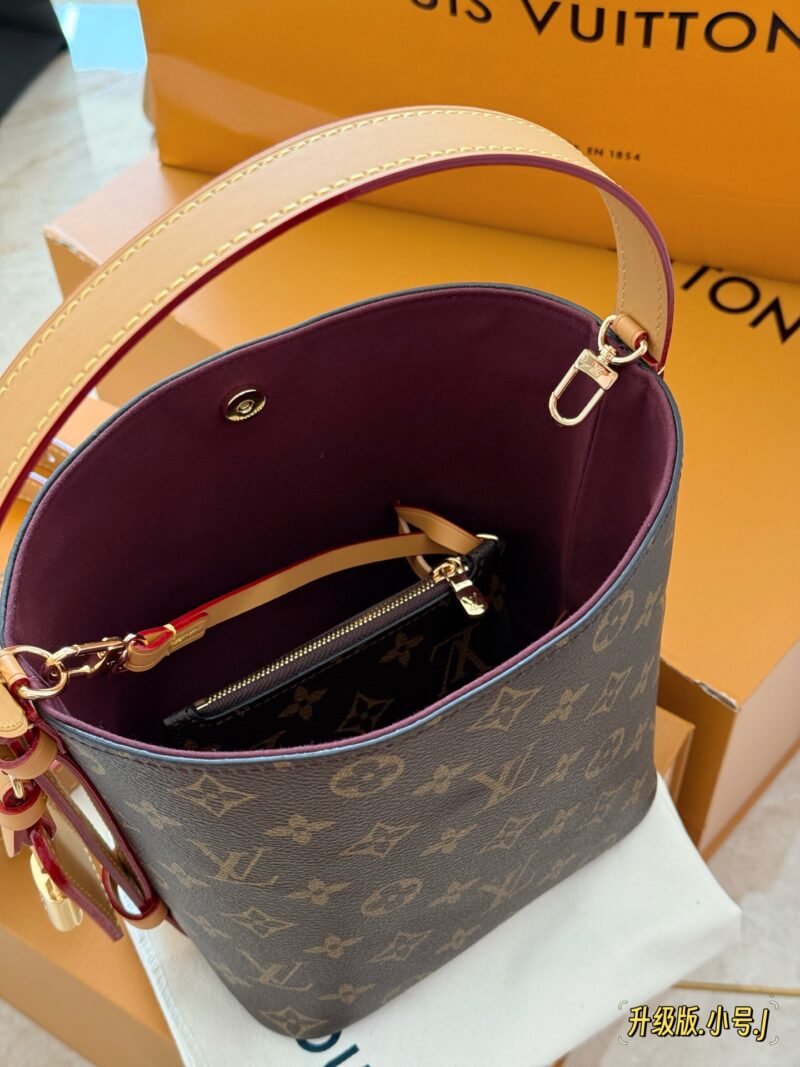 5dbd508aba.jpg 235 box upgrade version
size:18*16cm
ALL IN BB Heavy Attack|
Who wouldn't be confused after reading this!
There are two faces LV AII IN BB
L Home 25ss Bucket Bag
All in BB, really awesome. Take a good look