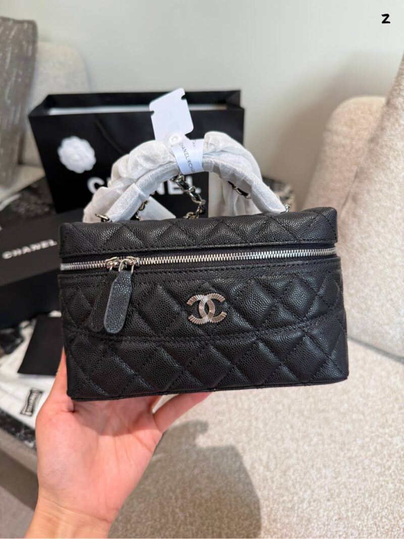 5dbec20f47.jpg p250
Today I received a package of 1.8w and a Chanel 25c box
Chanel 25CLP black gold chain bag is coming!
Dyeing the classic black and gold color scheme, exuding a sense of luxury. Litchi cowhide, with excellent texture.
The design of the Cocoon Isla...