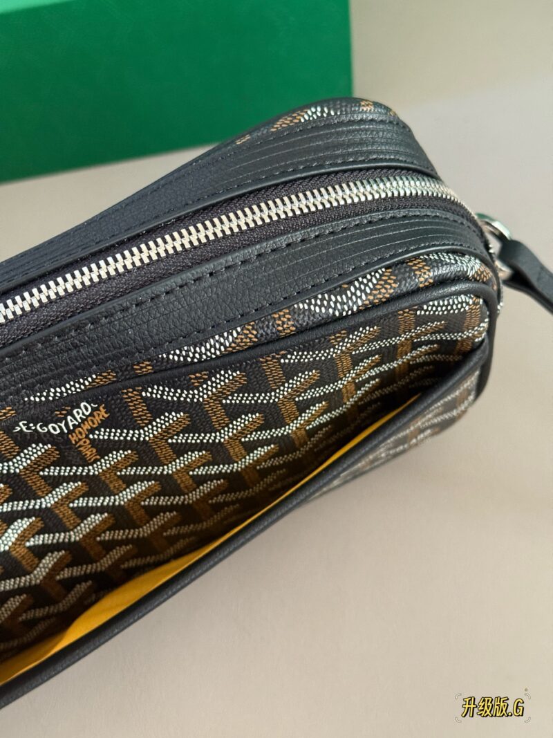 5dcffbbd83.jpg 205 Upgraded Edition Box
size:24*14cm
Goya Goyard Camera Bag
Boys and girls use it!
The upper body effect is absolutely stunning~
Very easy to match in daily life~
Both boys and girls can buy it!