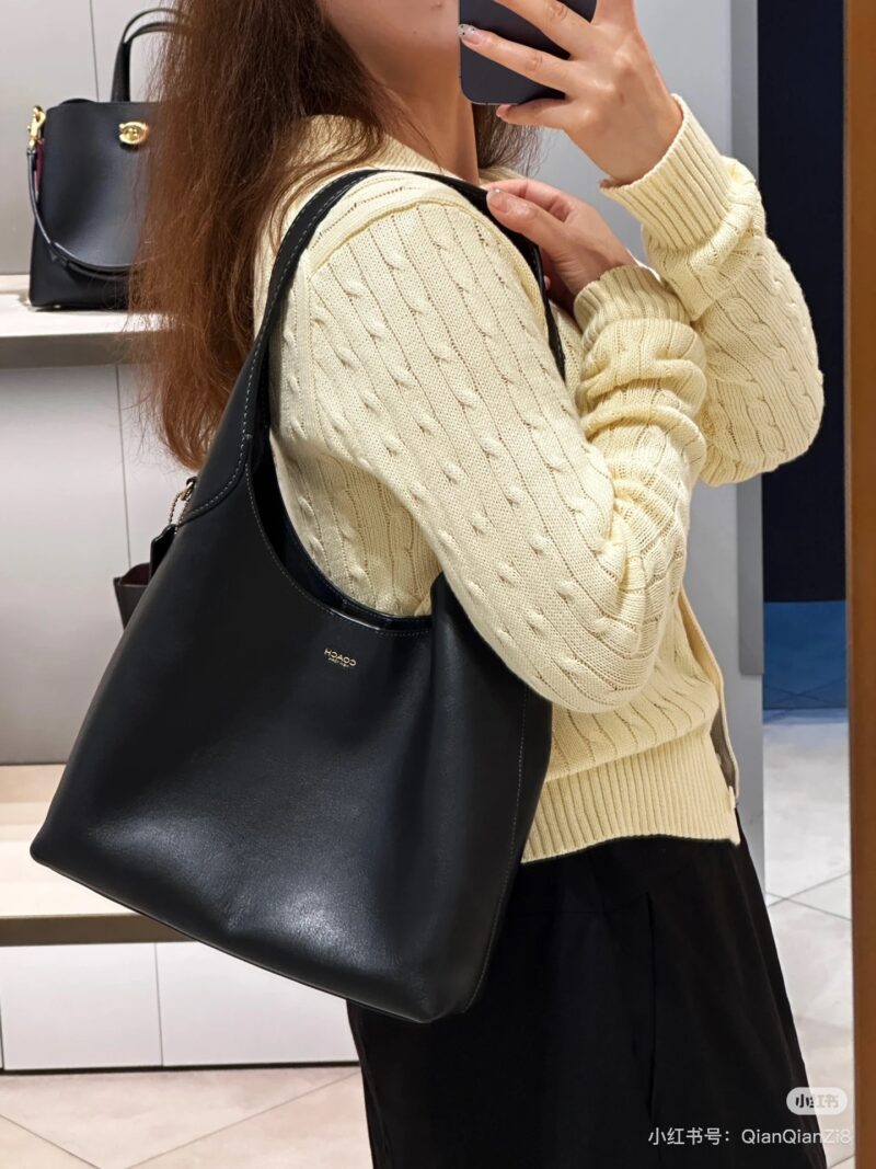 5ddf7058f0.jpg Coach | Easily Grasp the Relaxation of Brooklyn
If you want to have a sense of relaxation
Then you only need one # coachBrooklyn 28
Soft body without losing its three-dimensional feel
Minimalist lines with hot stamping, Coachlogo
The space can accomm...