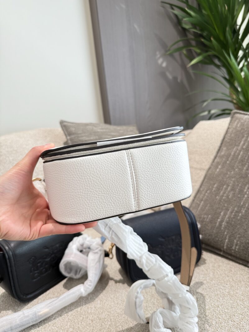 Coach carriage saddle bag p240
New Carriage Series
Coach Coach women's full carriage style saddle bag crossbody bag Saddle [Grin] is a very practical and beautiful model, with a retro saddle bag shape and full leather edging that is not easily deform...