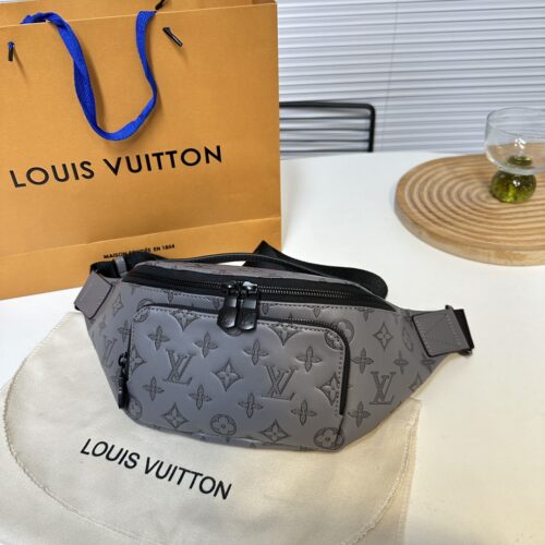Donkey waist bag/chest bag model M25227 full leather gray. This waist bag design is not only practical but also enhances the overall design sense, making it easy to raise the body proportion. The bag can be worn as a chest bag or crossbody bag, and c...