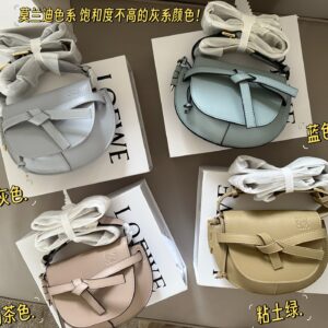 270 boxes
size：28*15cm
Balenciaga's new Belair large silhouette bag
Soft oversized bag
The feeling of laziness on the upper body is immediately felt
I really like this convenient and cool super practical big bag!
?? cowhide
