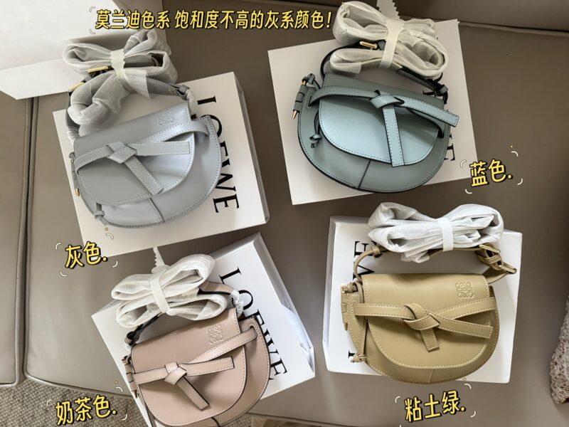 5e1e4f5d59.jpg 275 boxes
Size: 20 * 15cm (small)
Loewe/Loewe
The new shoulder strap is very beautiful!
Gate Bag Saddle Bag Crossbody Bag,
I feel like gate is Loewe's gift!
? Cowhide leather!